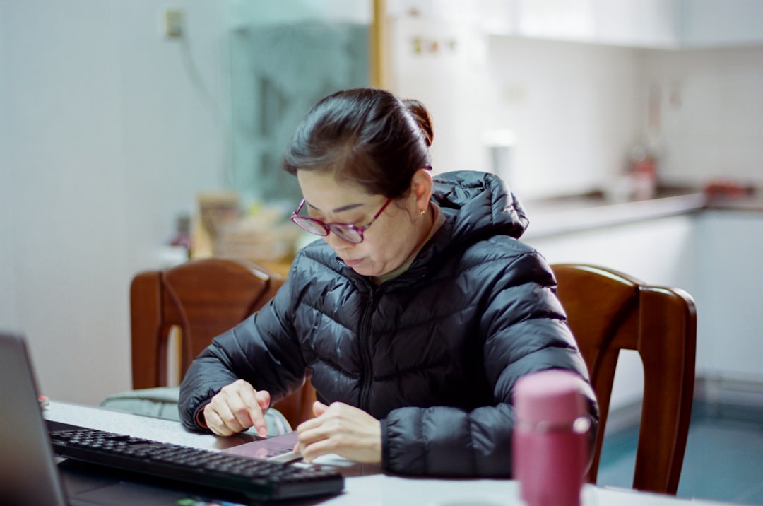 꼼꼼하게 재정 상태를 점검하고 디지털 보안을 강화하는 투자자의 모습