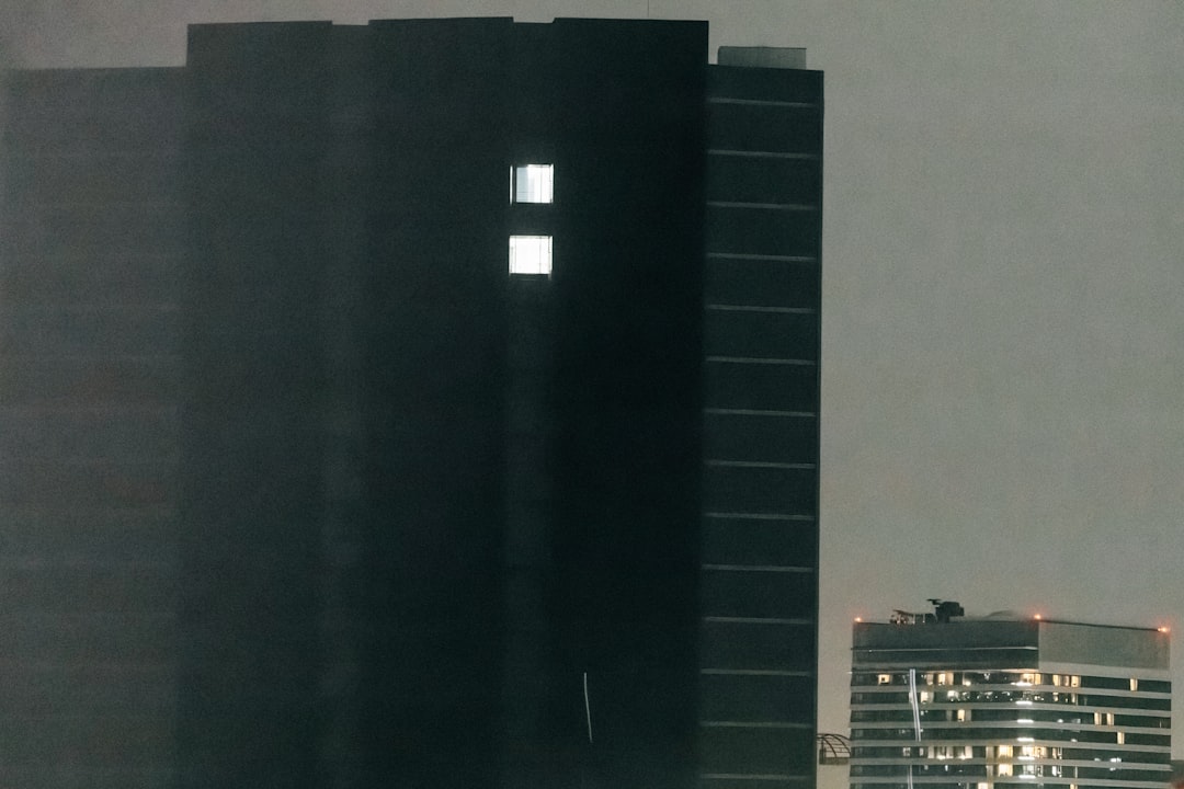 도시 풍경 위에 물음표 아이콘이 겹쳐진 이미지