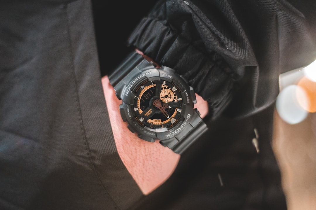 나침반과 디지털 코인을 들고 있는 사람