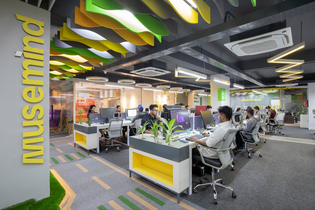 첨단 기술이 적용된 사무실 건물에서 일하는 사람들. 상업용 부동산의 미래를 엿볼 수 있습니다.