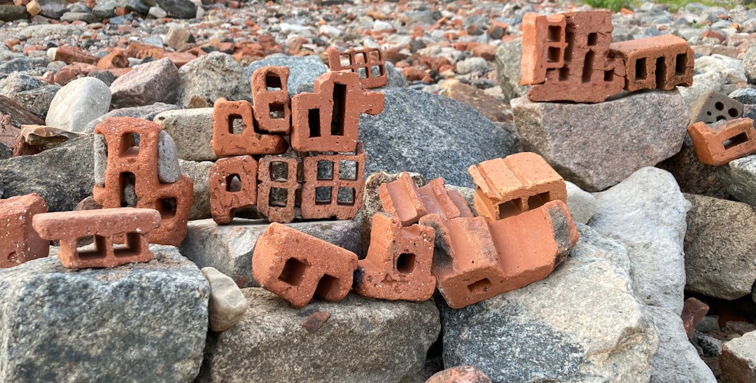 건축 블록으로 만들어진 물음표. 독자들이 궁금해할 만한 질문들을 상징합니다.