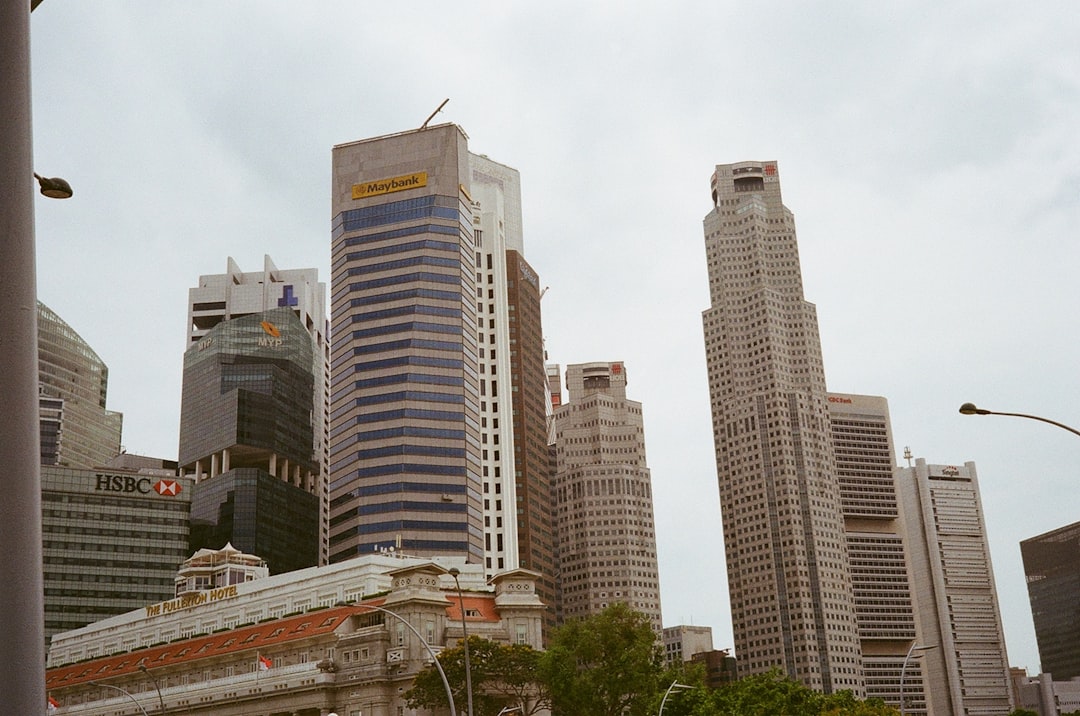 고급 스카이라인과 낡은 건물이 극명하게 대비되는 도시 풍경. 부동산 시장의 양극화를 시각적으로 보여줍니다.