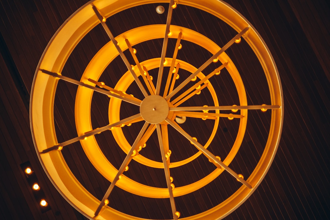 여러 방향을 가리키는 나침반과 물음표. 투자자들이 나아가야 할 방향에 대한 고민을 나타냅니다.