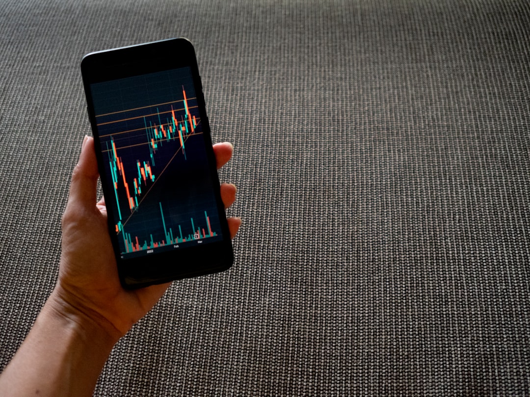 시장 동향을 논의하는 금융 분석가의 모습