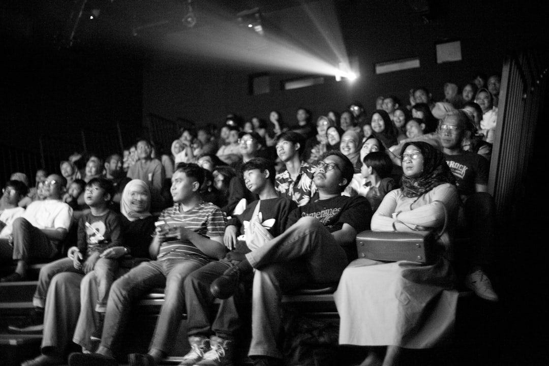 AI로 생성된 영상 콘텐츠에 참여하는 다양한 관객층의 모습