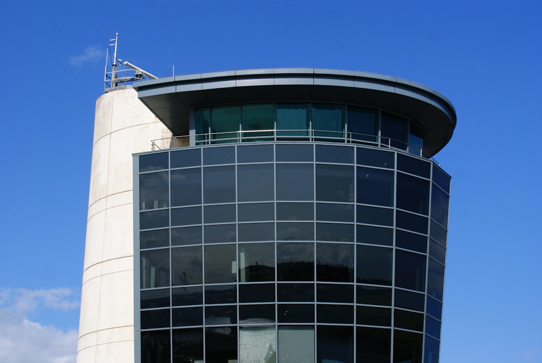 소비자 보호 기관의 이미지를 나타내는 건물 외관