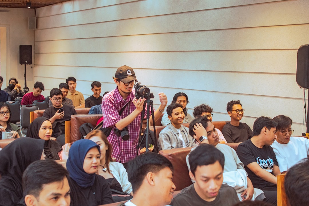 월가의 한 경제 전문가가 금리 정책의 불확실성에 대해 분석하는 모습.