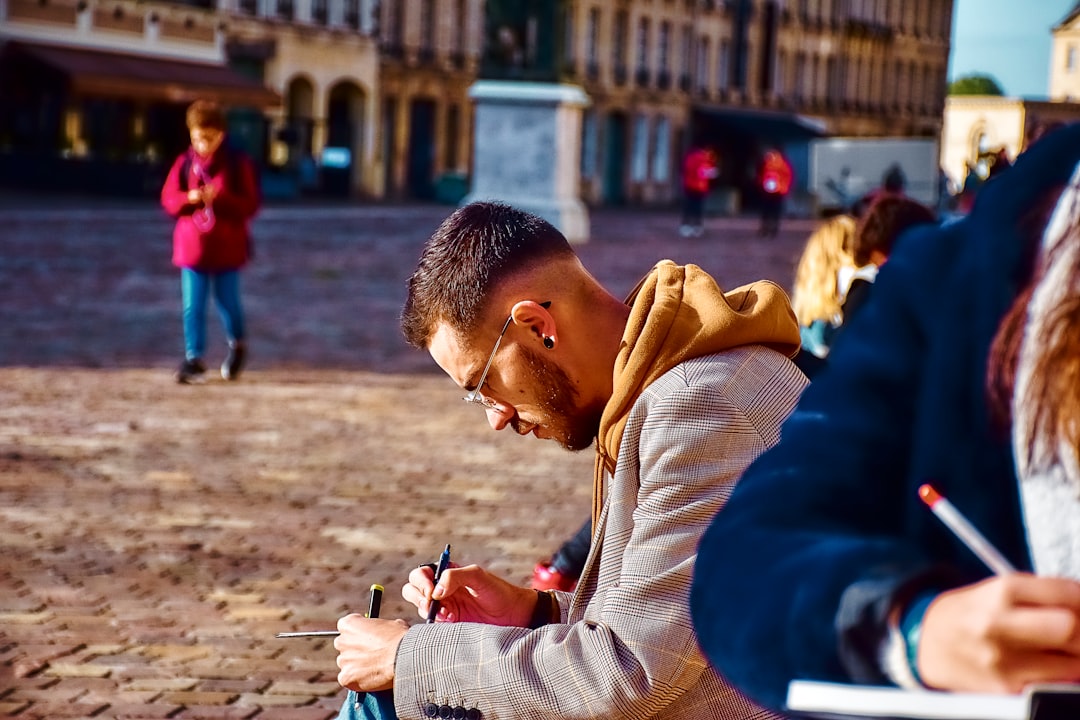 태블릿에서 복잡한 금융 차트를 사려 깊게 바라보는 사람의 모습.