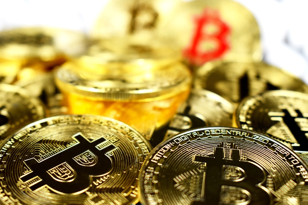 금융 분석가가 암호화폐 시장에 대해 논의하는 모습 (alt: 금융 전문가가 암호화폐 시장 동향을 분석하는 모습)