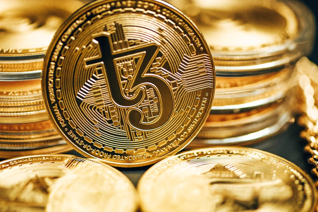 암호화폐 투자 전략 결정을 고민하는 모습 (alt: 암호화폐 투자 결정을 앞두고 고민하는 투자자)