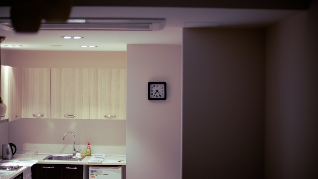 겨울철 추운 날씨 속에서도 부동산 중개인이 고객에게 매물을 설명하는 장면, 잠재적 매수 심리를 나타냅니다.