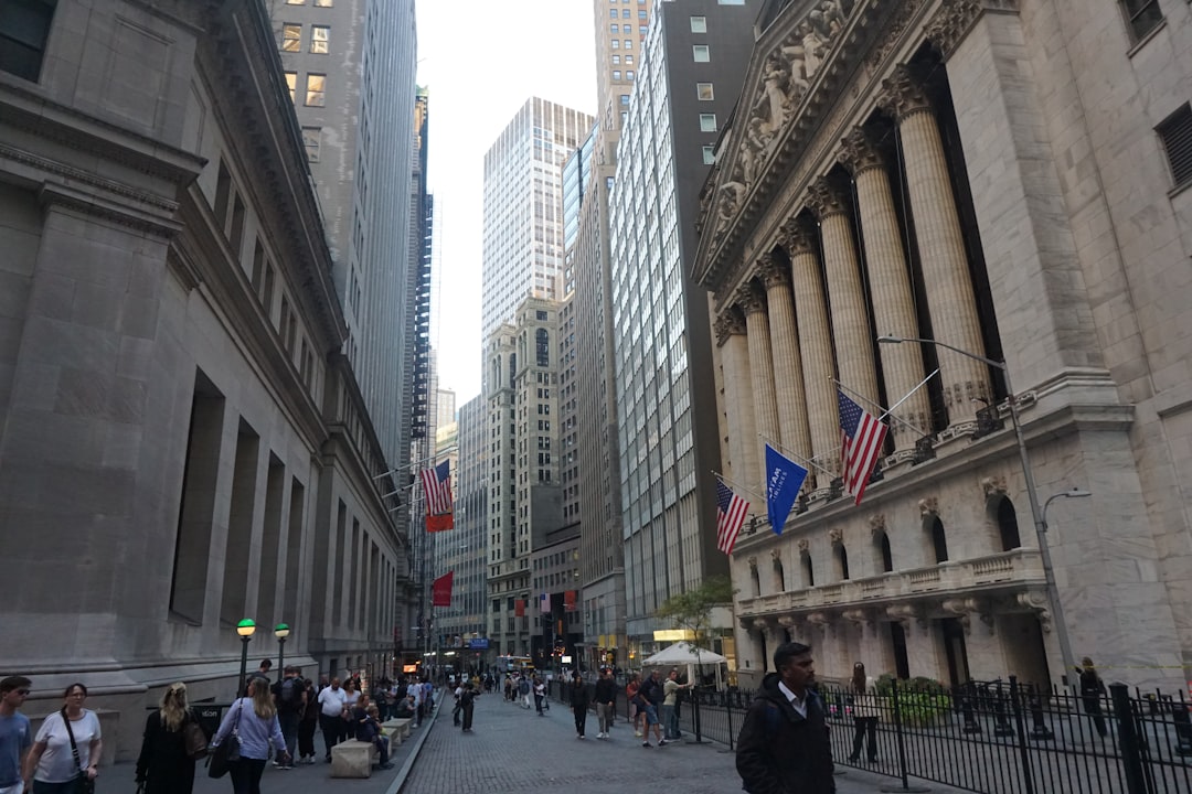 주식 시장 동향과 함께 투자자들이 고려해야 할 전략들을 보여주는 복합적인 이미지