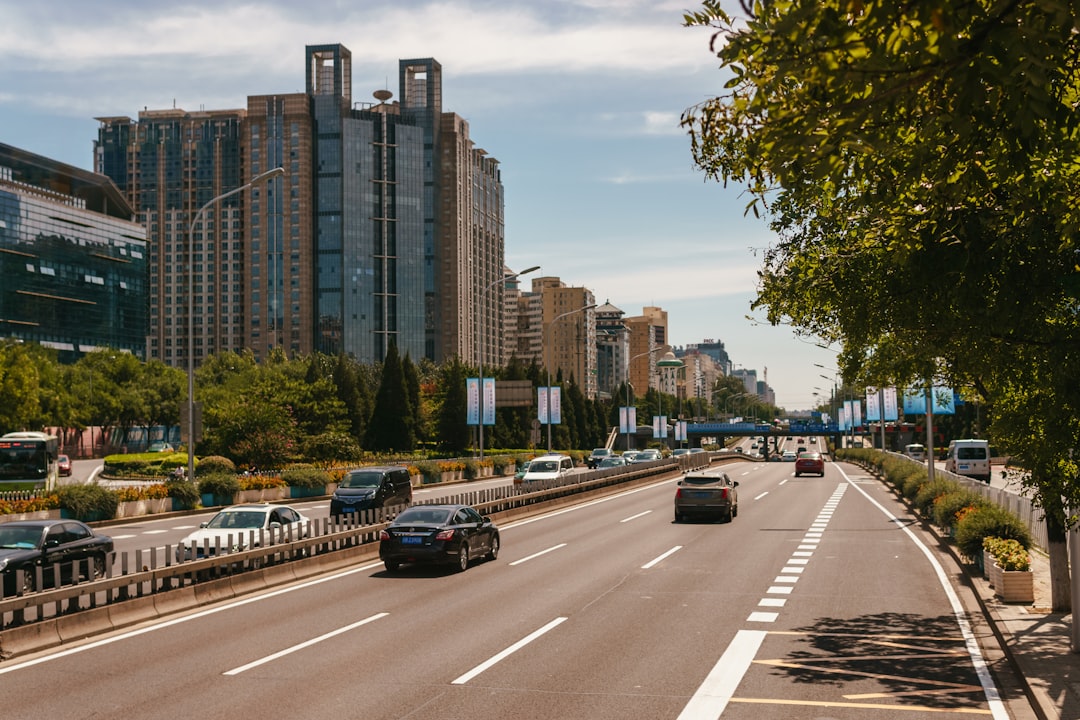 미래 도시를 배경으로 첨단 자율주행 차량들이 도로를 누비는 모습