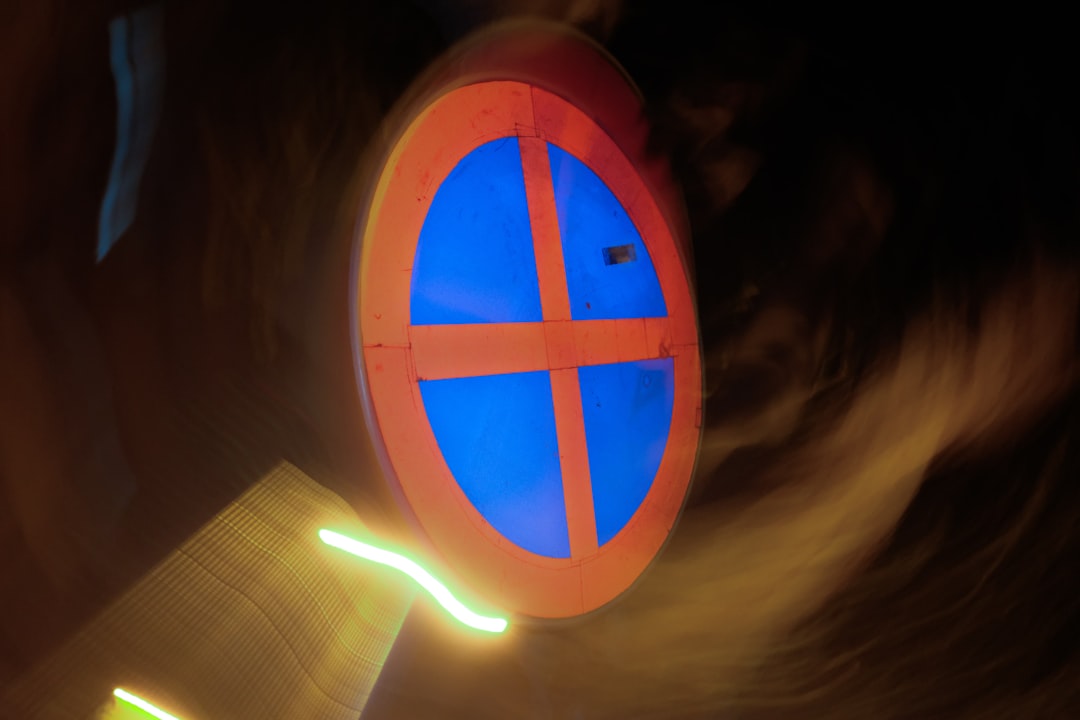 궁금증을 나타내는 물음표와 혁신을 상징하는 전구 아이콘이 결합된 이미지