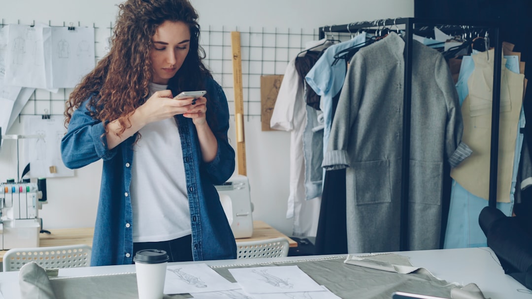 재정 상황을 살피는 소상공인의 모습