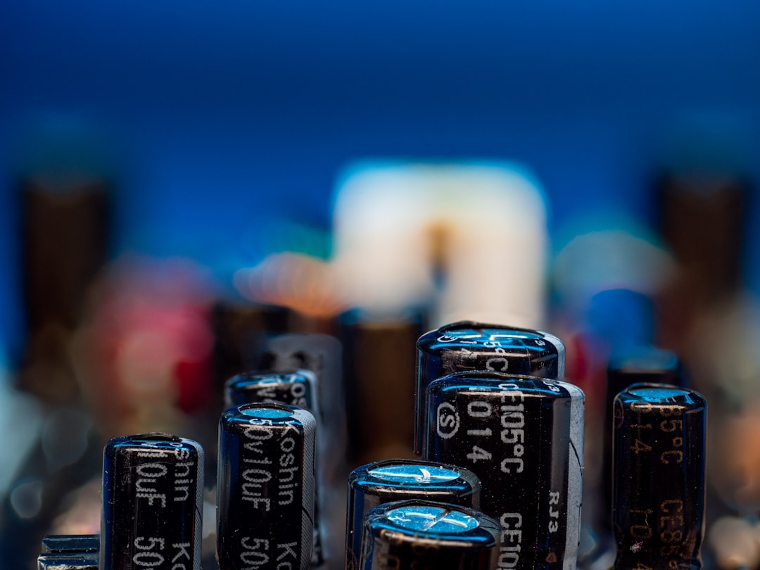 복잡하게 얽힌 글로벌 반도체 공급망을 나타내는 이미지