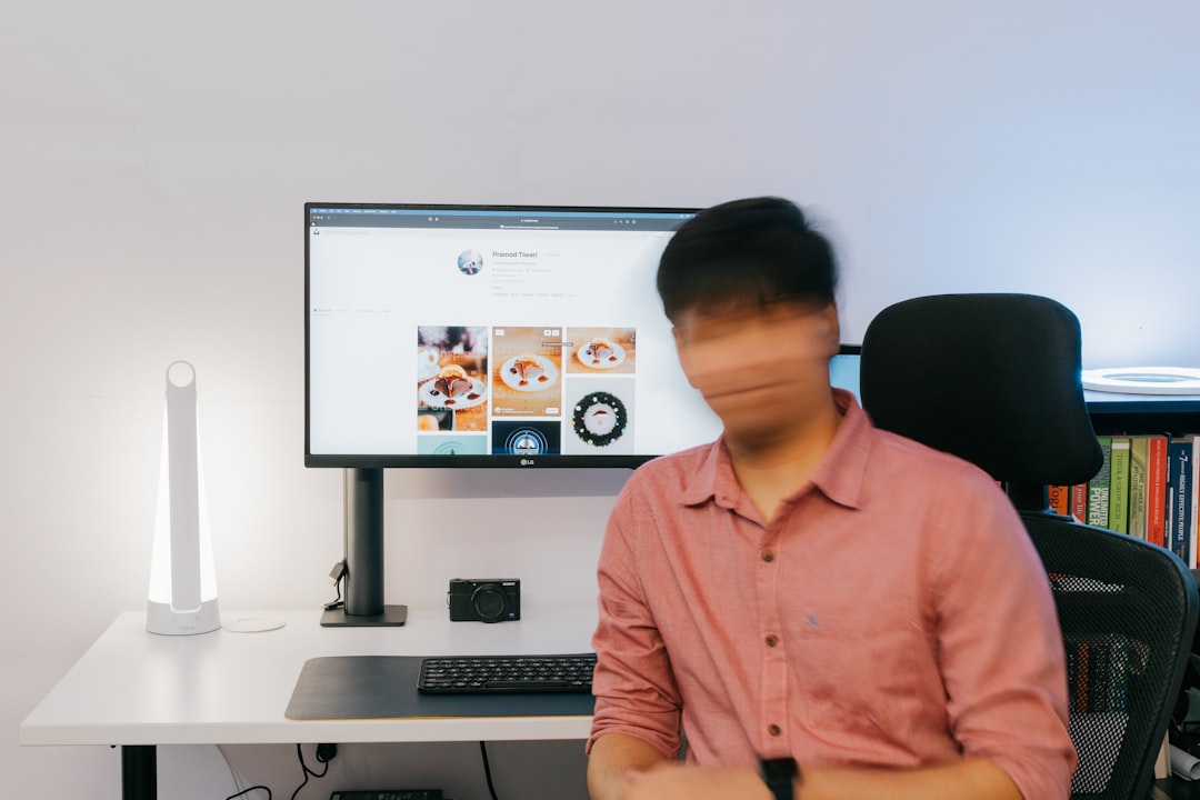 AI 도구를 활용하여 원격으로 작업하는 사람